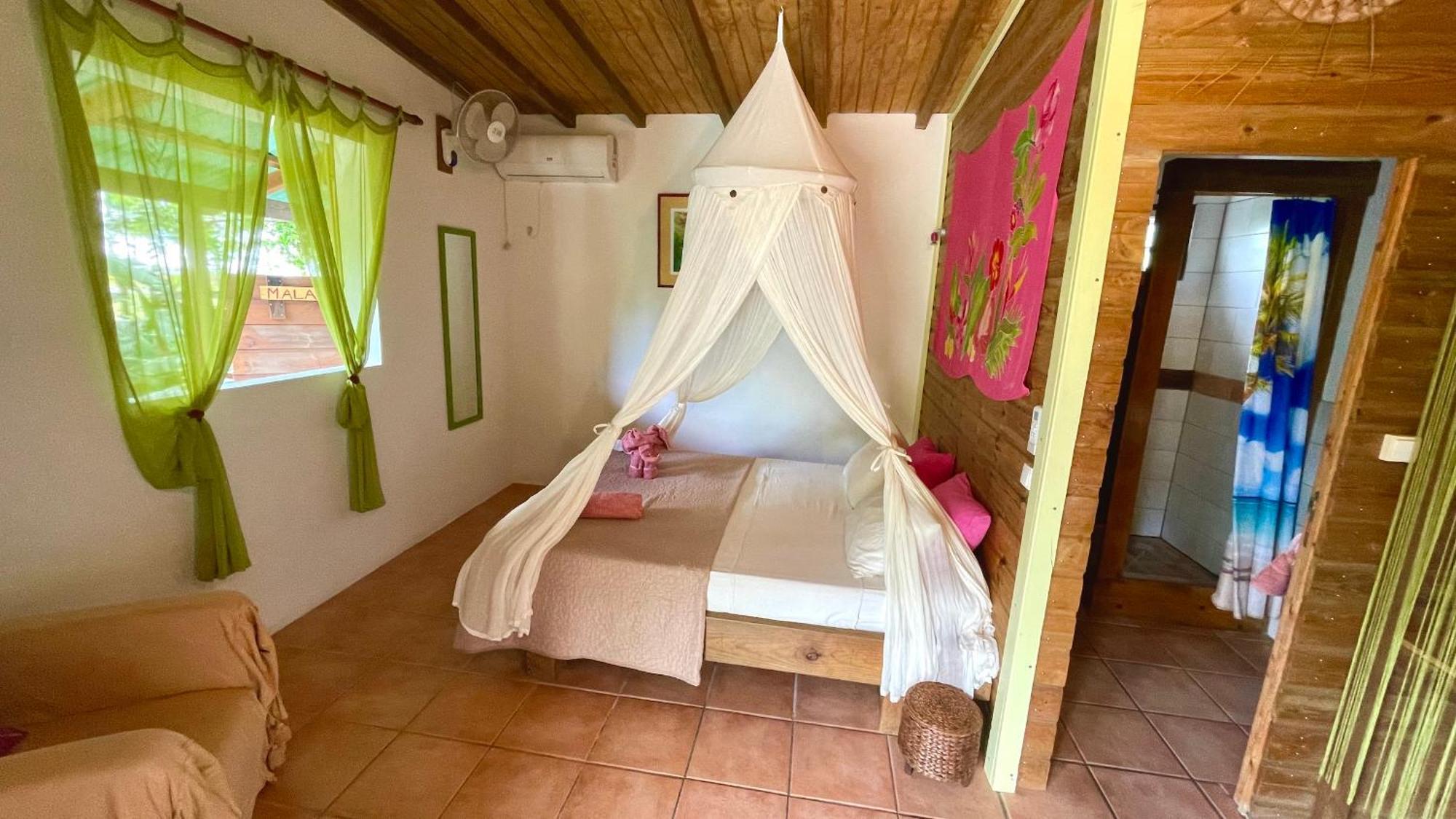 Gites Les Calebassiers Deshaies Habitación foto