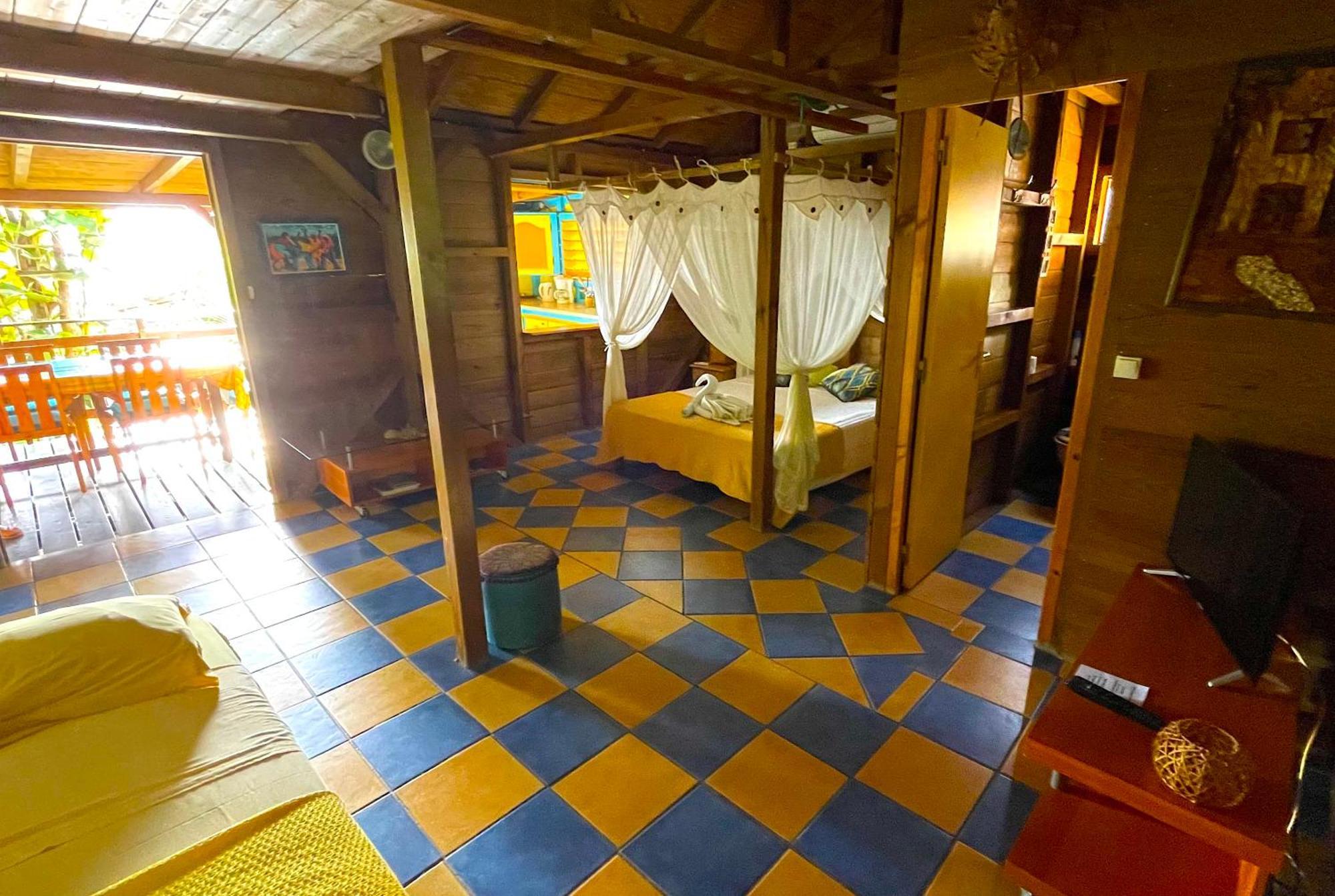 Gites Les Calebassiers Deshaies Habitación foto